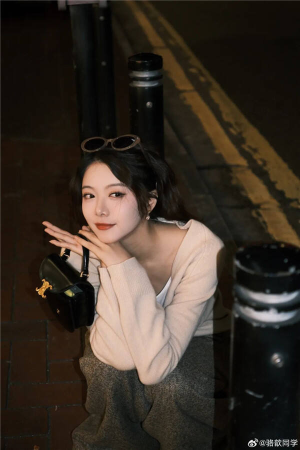 <b>LPL老婆</b>駱歆大秀好身材?新年發文稱在等待一個人?